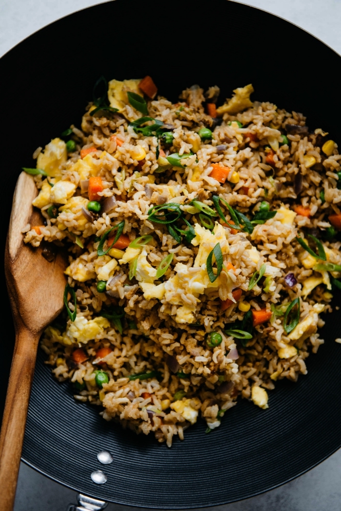 idée repas rapide à base de riz et des oeufs, recette de riz frit aux légumes et aux oeufs, une poêlée de légumes, de riz et d'oeufs