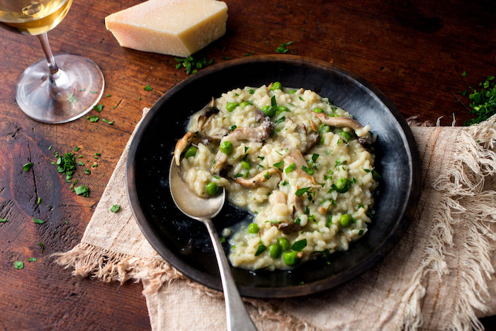 risotto aux champignons et petits pois, idée de recette sans viande italienne classique