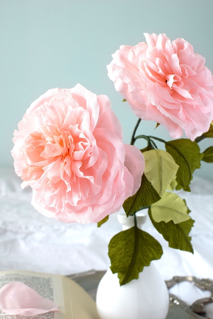 jolie rose en papier crepon très détaillée et réaliste, déco florale avec des roses en papier crépon