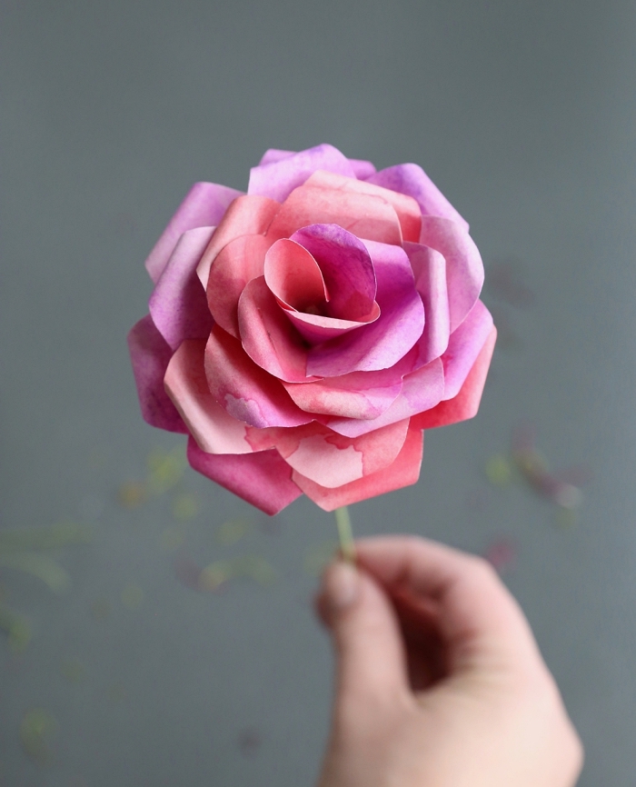 jolie fleur en papier facile effet aquarelle, une rose aquarelle en papier, idée de cadeau fête des mères à faire soi-même