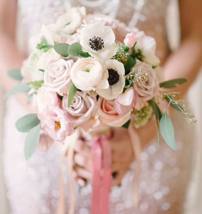 bouquet de roses et de pavots blanc et rose, feuilles de laurier, composition florale élégante
