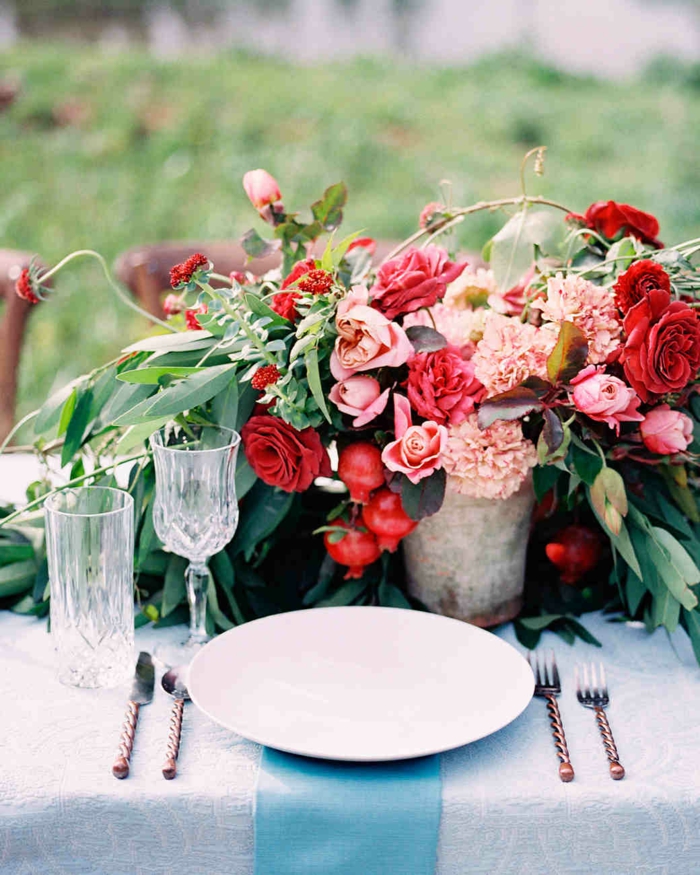 décoration de fleurs en fleurs rustiques, ustensiles vintage, nappe bleue, verres anciens