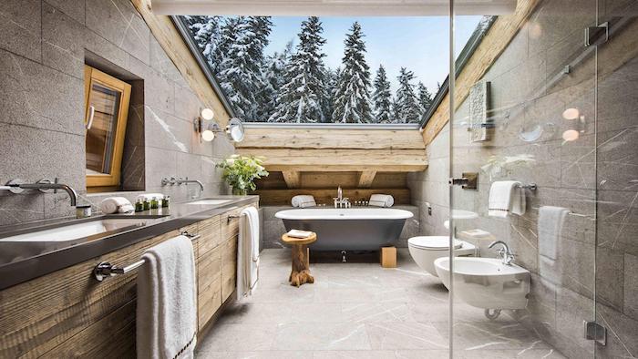 Magnifique vue une salle de bain design dans un chalet, baignoire et meuble lavabo style rustique