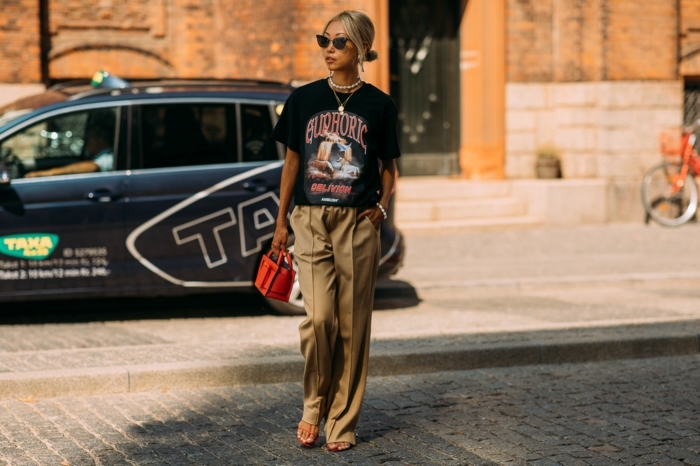 pantalon kaki, sandales oranges, petit sac rouge carré, t-shirt noir avec grande estampe