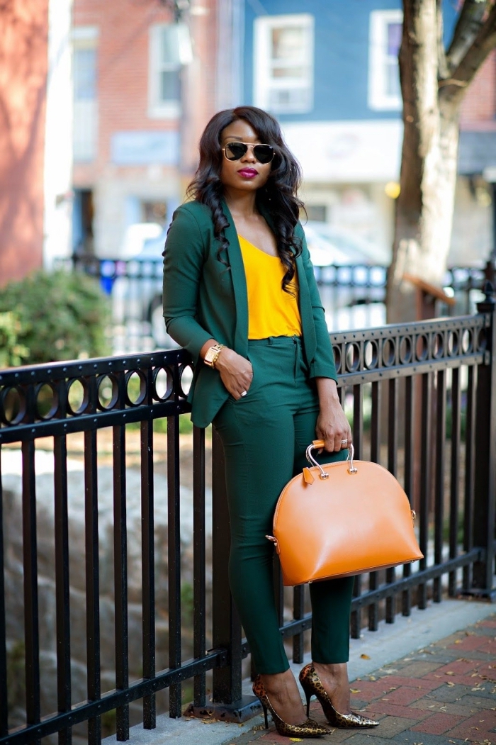 comment assortir les couleurs de ses vêtements, idée costume vert pour femme combinée avec blouse à décolleté jaune
