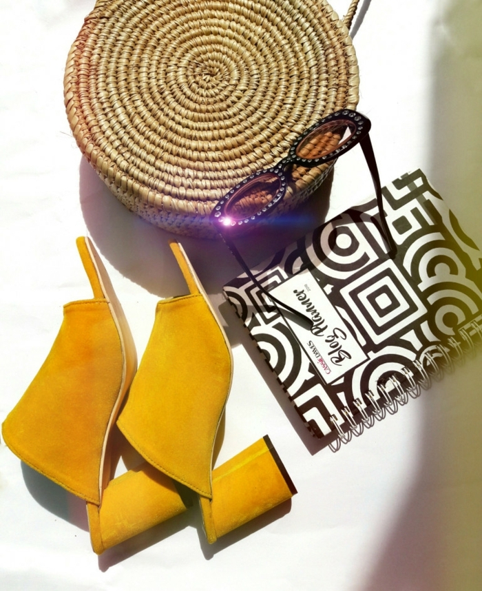 sac rond osier, sandales jaunes, cahier motifs graphiques, lunettes de soleil trendy