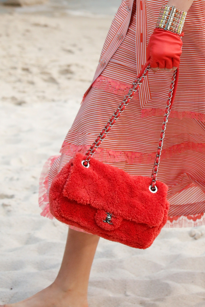sac rouge en peluche, sac bandoulière femme, robe rayée, gants rouges, bracelet statement