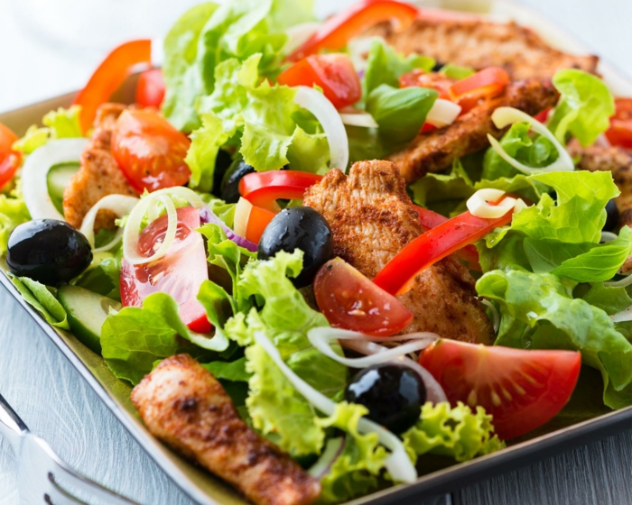 salade délicieuse à la viande et aux tomates, salade laitue nutritive, idée recette légère