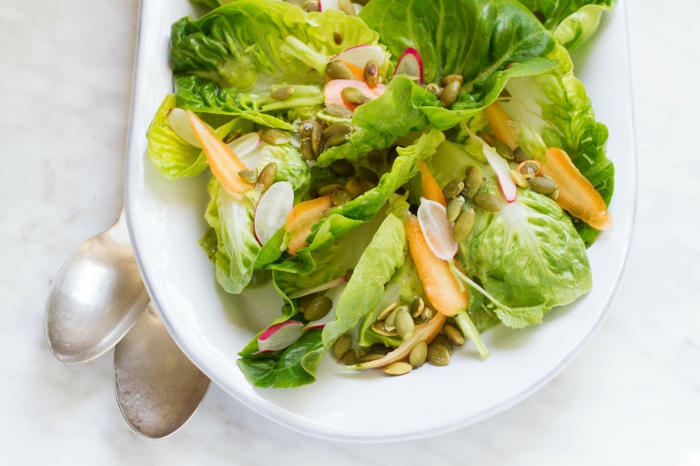 recette minceur avec laitues, radis et bébés carottes, petite salade simple pour une personne