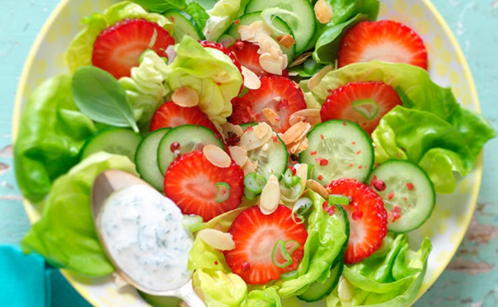 petite salade légère, yogourt, concombres, fraises, graines de citrouille, salade colorée 