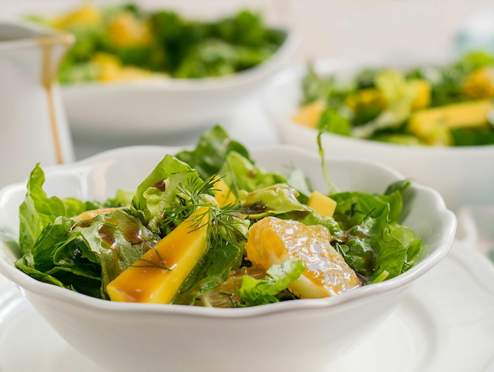 salade sucrée-salée à la mangue et aux herbes aromatiques, salade facile à faire soi-même
