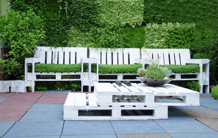comment aménager une arrière-cour, fabriquer des meubles de jardin faciles, recyclage palette pour déco de jardin avec canapé palette