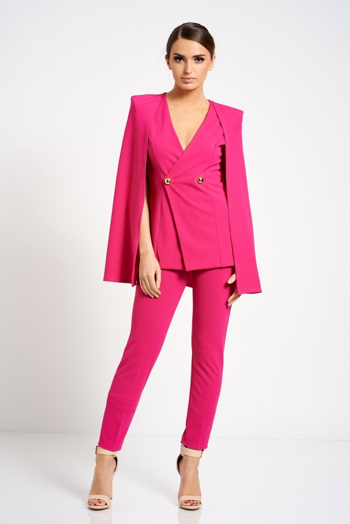 modèle de costume pour femme avec blazer à décolleté et pantalon slim, idée tailleur cérémonie officielle en rose