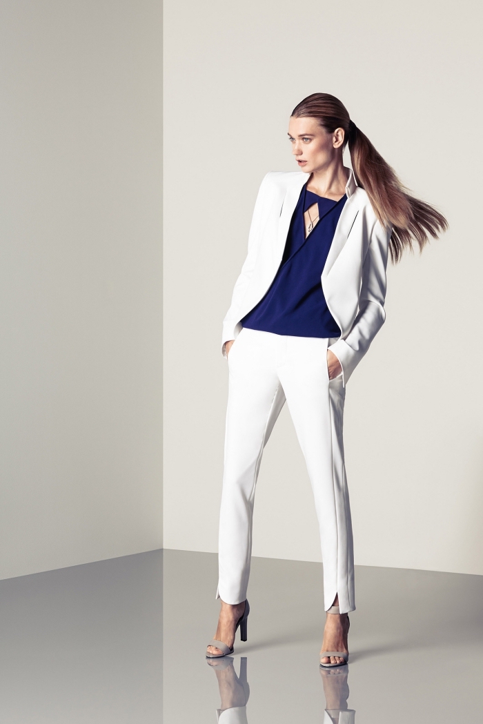 modèle de chemise femme en bleu foncé, idée blazer blanc avec pantalon blanc slim, exemple pantalon femme avec poches