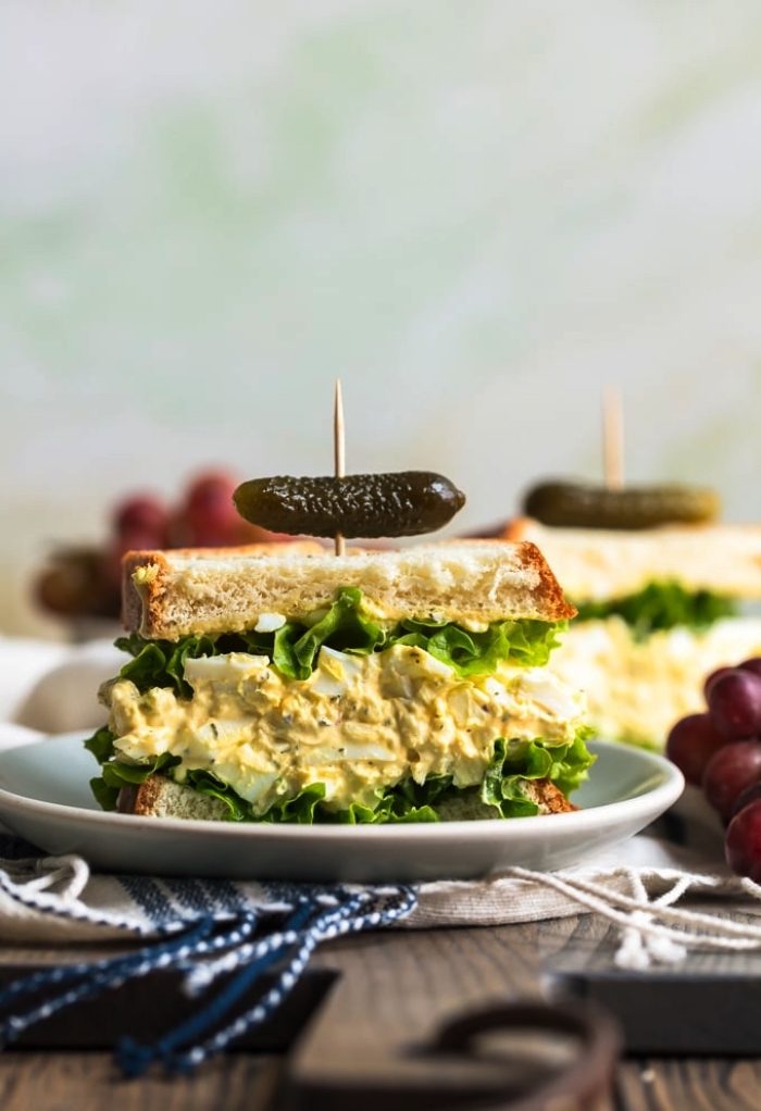 façon originale de manger des oeufs, recette facile de sandwich aux oeufs brouillés et au fromage accompagné d'une salade verte et de cornichons marinés