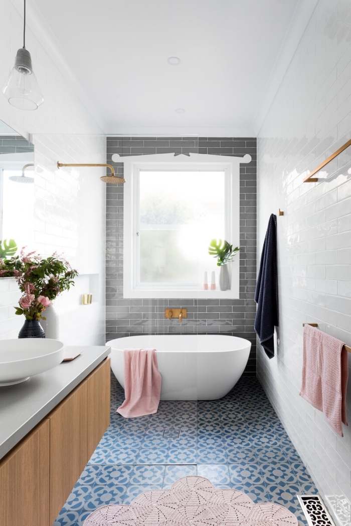 quelle couleur associer au gris dans une petite salle de bain, modèle de carreaux salle de bain en nuances bleus et motifs floraux