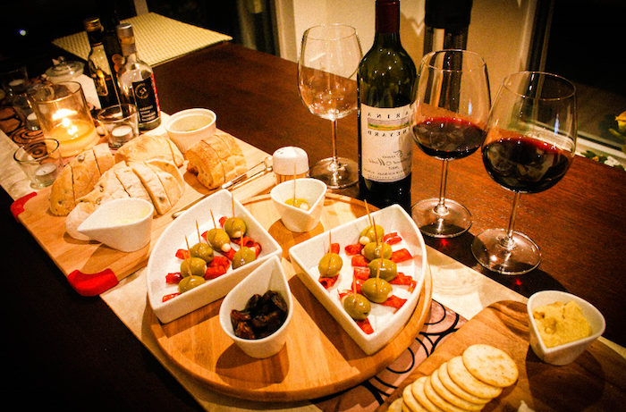 Diner apero, idee apero dinatoire, amuse bouche apéritif facile, vin rouge et olives et houmous avec crackers 