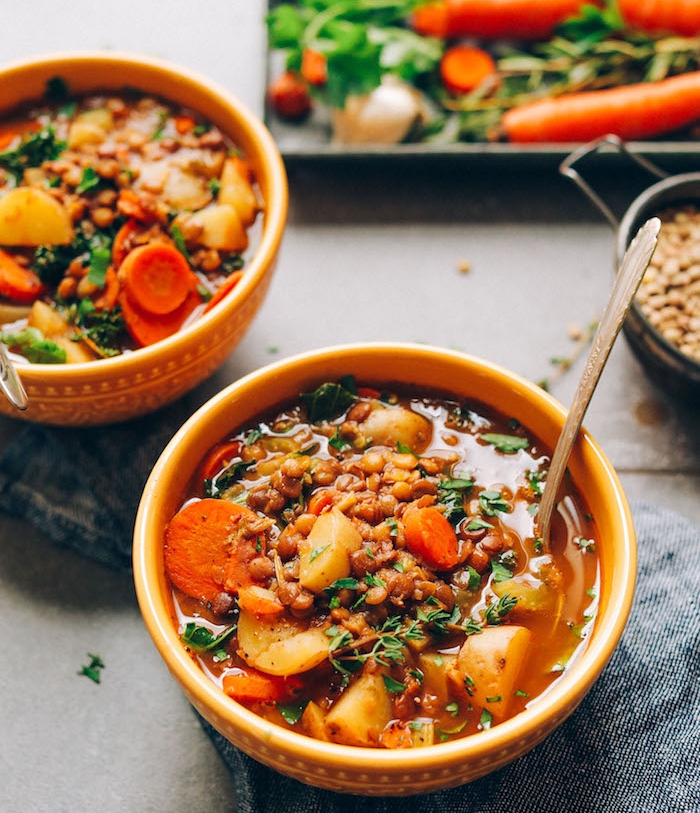 soupe aux lentilles avec des légumes, carottes, patates et persil, recette vegan facile de plat sans viande