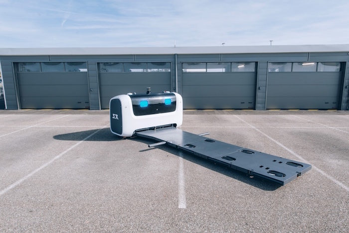 photo du robot voiturier Stan de la société française Stanley Robotics qui gare les voitures à l'Aéroport de Lyon-Saint-Exupéry