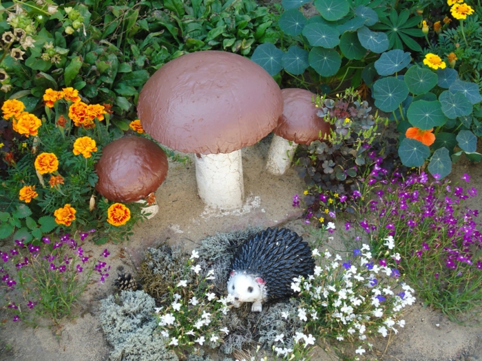 champignons dans le jardin, petite figure hérisson, petites fleurs, déco exterieur jardin