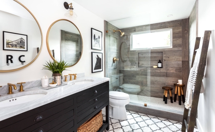 quelles couleurs pour une salle de bain moderne de style rustique, carreaux de plancher en blanc et noir, échelle bois brut