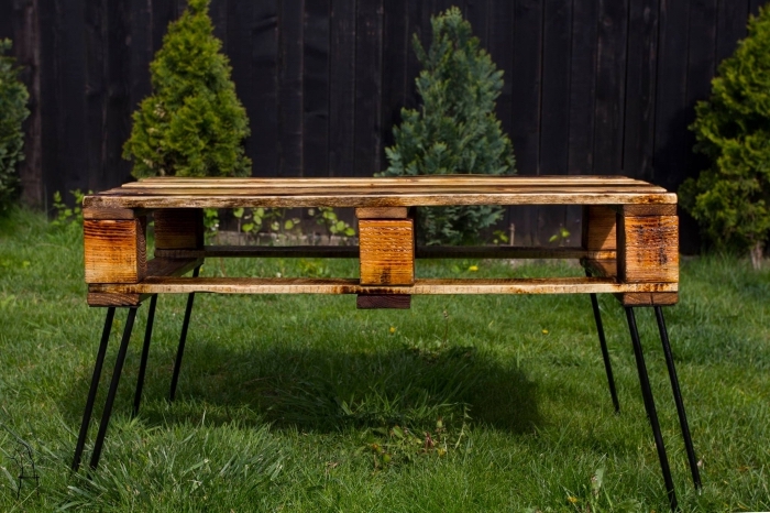 modèle de table fait main en bois palette avec pieds en fer, exemple que faire avec des palettes, mobilier extérieur diy