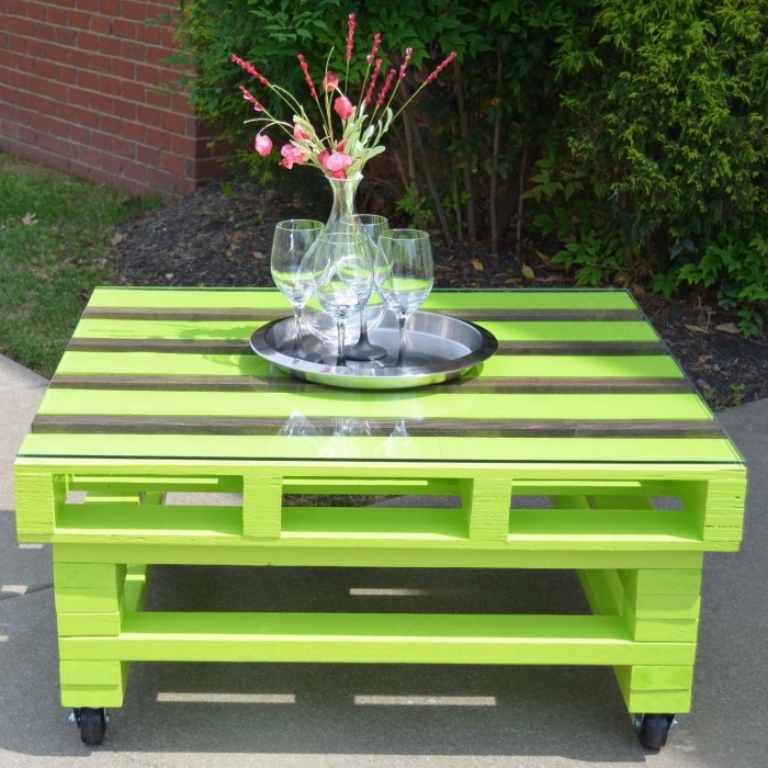 relooking meuble avec peinture verte, modèle de table basse en palette DIY avec plateau en verre, recyclage palette facile