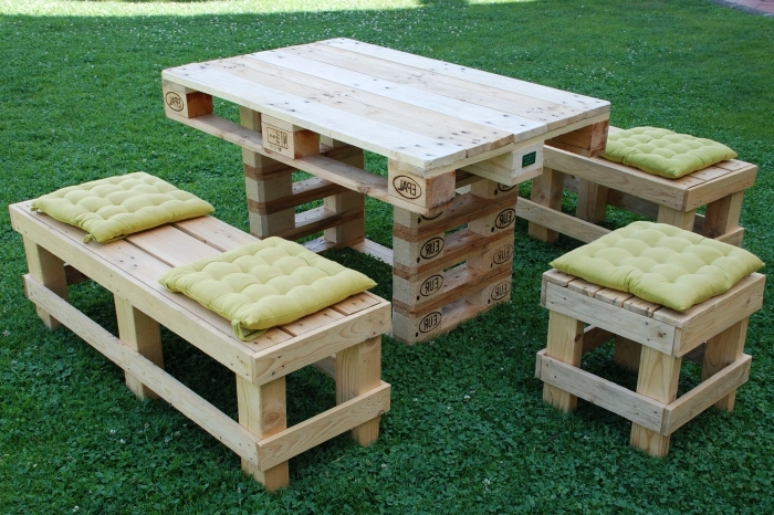 assemblage palette facile pour faire une table extérieur, aménagement jardin avec meubles en bois recyclé fait main