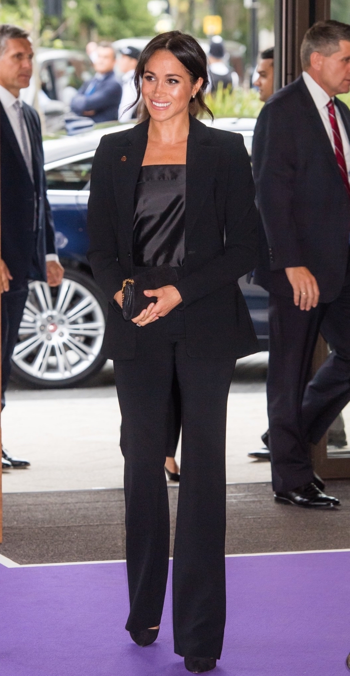 pantalon fluide femme en noir combiné avec chaussures à talons, look total noir pour cérémonie femme, vision Meghan Markle
