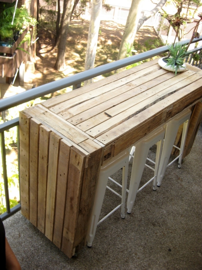 diy meuble pour espace limité extérieur, modèle de table bar en bois, exemple comment décorer un balcon étroit