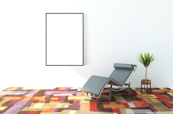 comment decorer les murs dans le salon minimaliste, tapis coloré, canape en cuir gris et plante verte d'intérieur