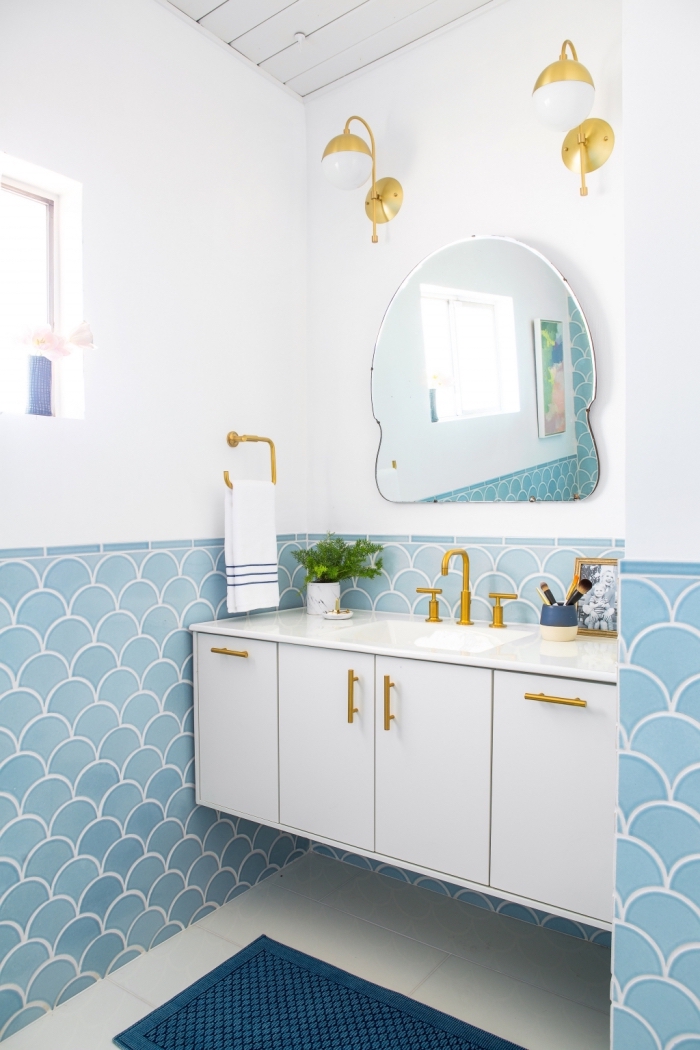 aménagement petite salle de bain blanche avec carreaux bleu et finitions dorées, plafond salle de bain en bois blanc