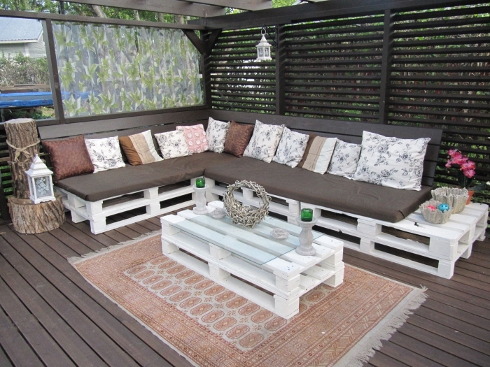 coussins décoratifs de couleurs neutres, exemple décoration arrière-cour avec canapé DIY et petite table de jardin