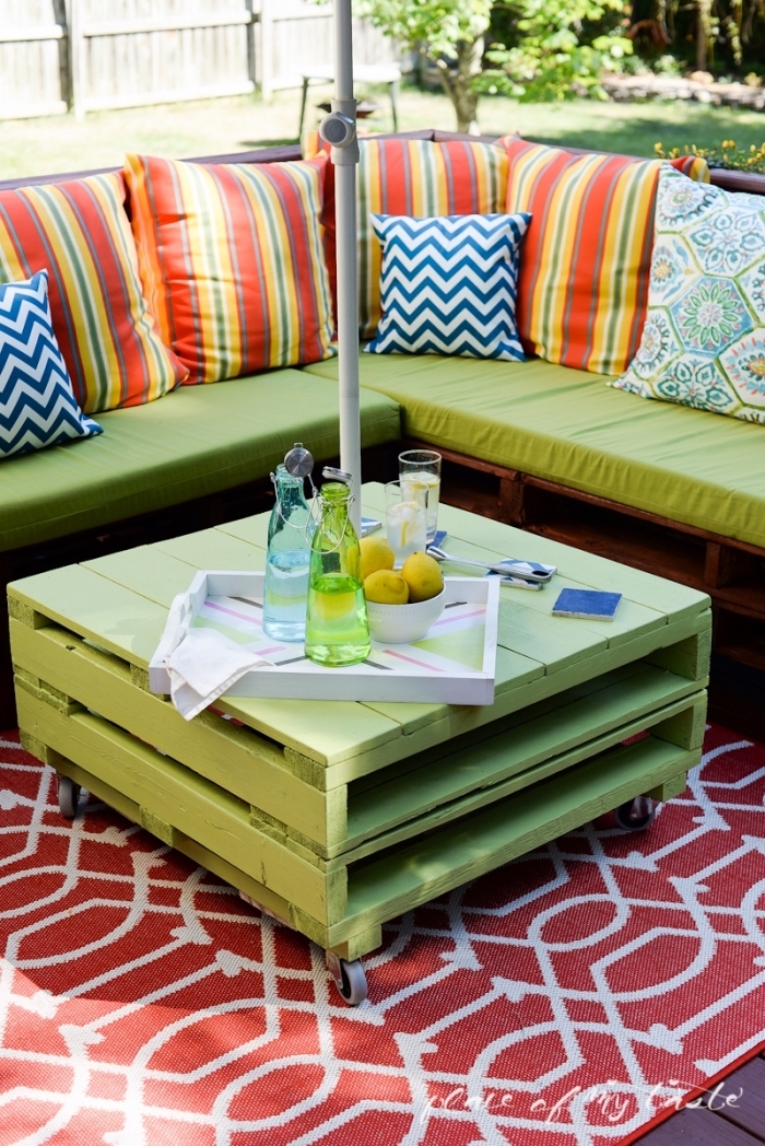 espace extérieur aménagé avec meubles diy, pied de table basse roulette, relooking meuble en bois avec peinture verte