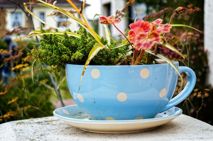 tasse à café bleue pointillée, decoration exterieur originale, grande tasse pointillée comme pot de jardin