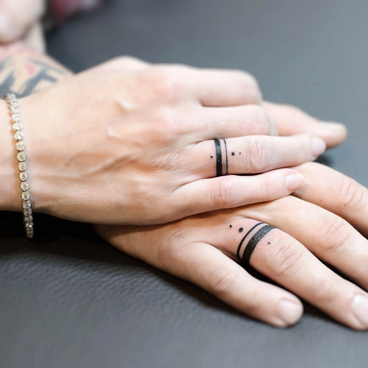 tatouage bague couple mains homme femme bracelet surface noire