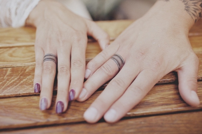 tatouage doigt d'alliance comme alternative originale des anneaux de mariage, idée de tatouage de couple original