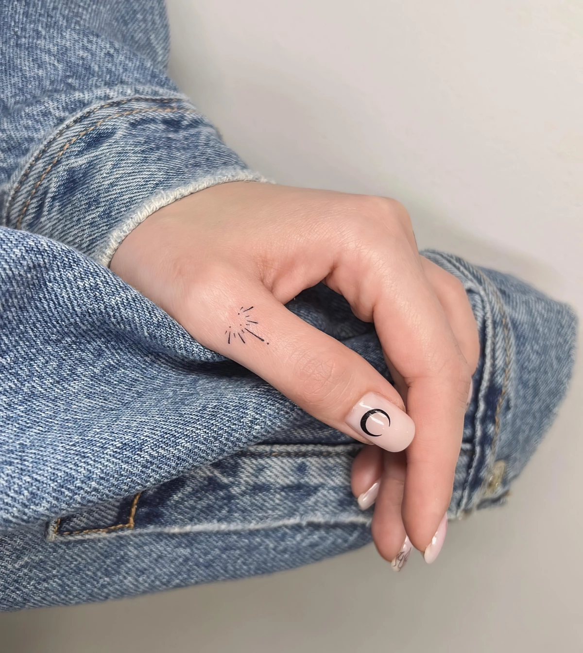 tatouage doigt femme discret manucure lune demi vernis nude
