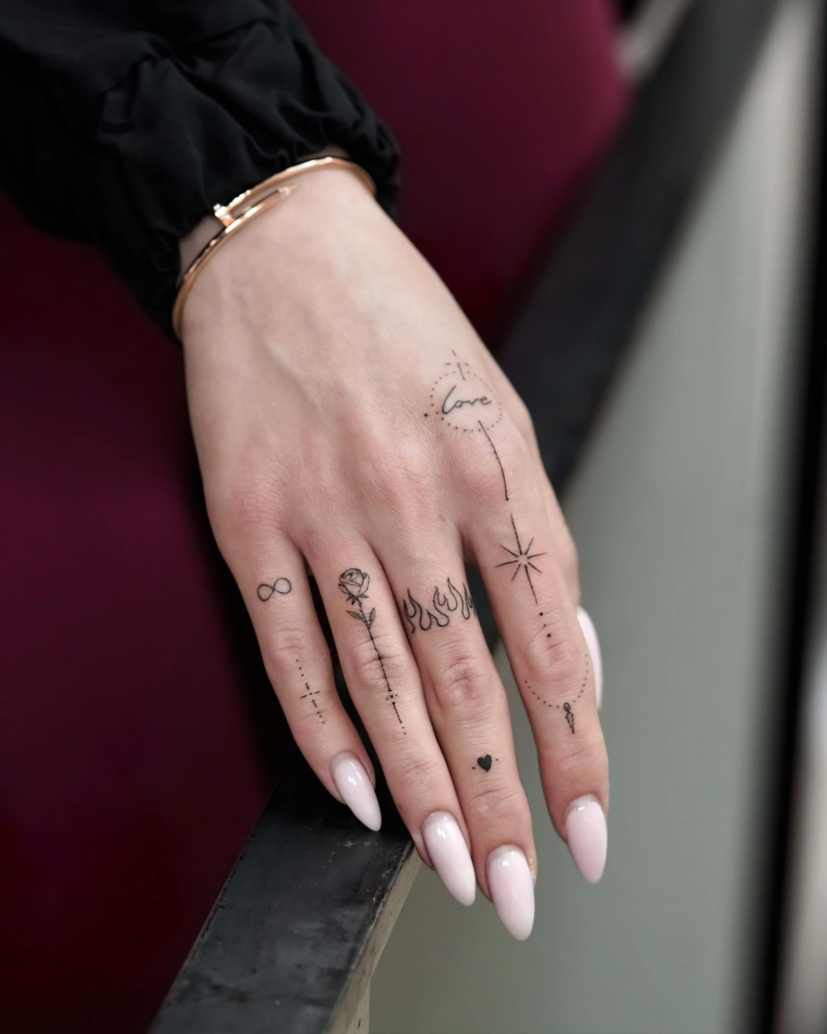 tatouage doigt fleur coeur symboles lettres feu rose dessin