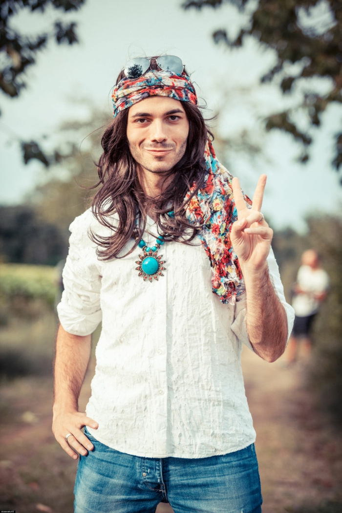 comment s'habiller hippie chic homme, chemise blanche, bijoux boho, look boho chic, bandeau cheveux bariolé