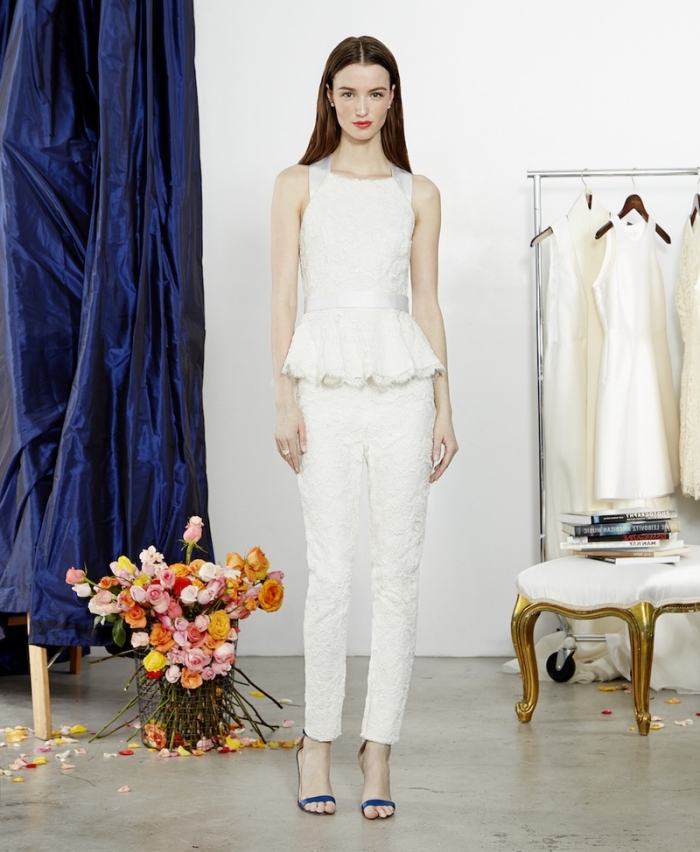 idée vêtements de mariée, exemple de costume en pantalon slim et top avec bretelle à motifs dentelle florale blanche, tailleur pantalon blanc femme mariage