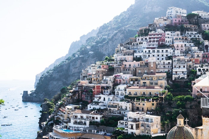 Amalfi beau paysage pour fond d'écran urbain, civilisation photographe vue de Positano colin avec les maisons jolies 