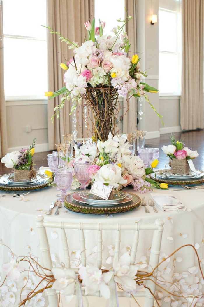 table de mariage originale et élégante, sous-assiettes vintage, assiettes, bouquet rose pale aux touches jaunes