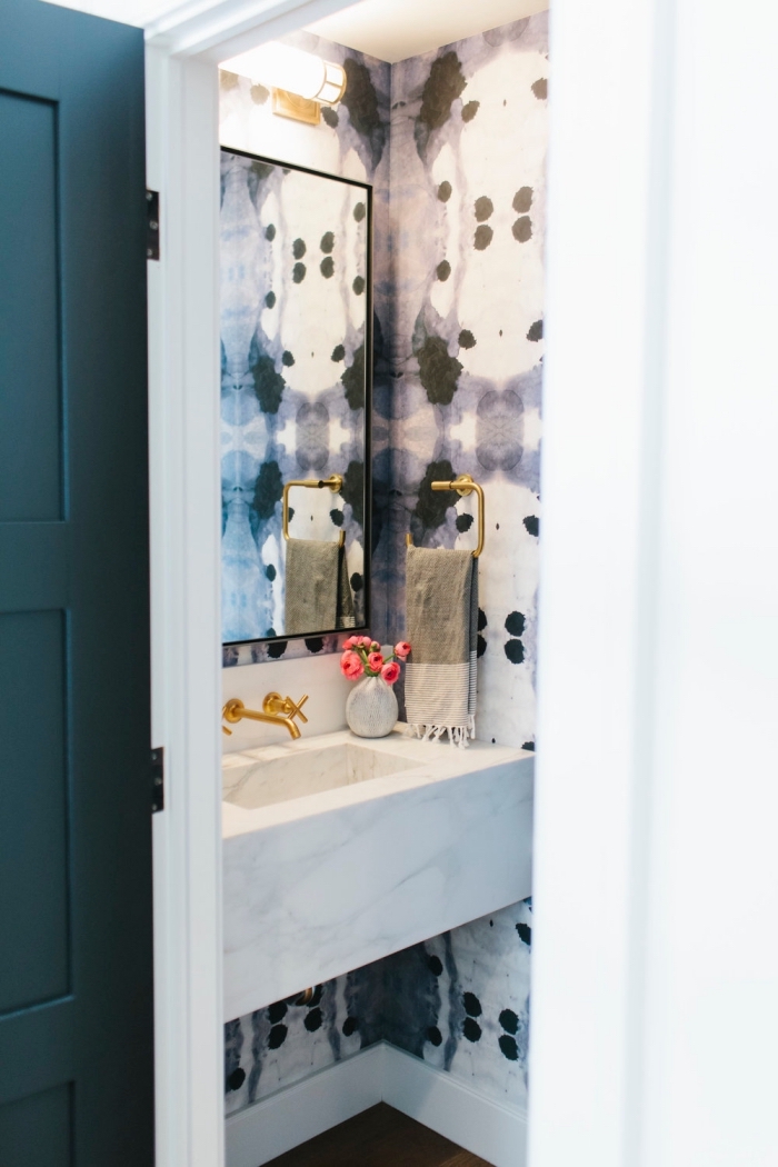 comment décorer une petite salle de bain aux murs à design aquarelle blanc et noir avec vasque marbre blanc et robinet or