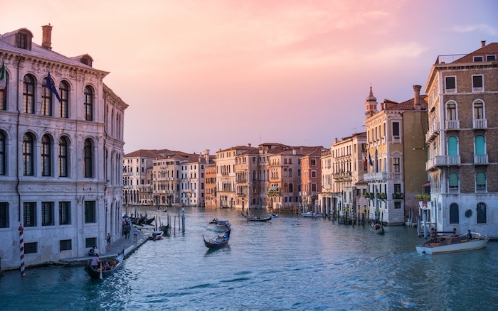 Venise paysage ville au coucher de soleil, image la plus belle ville du monde, canal de Venise 