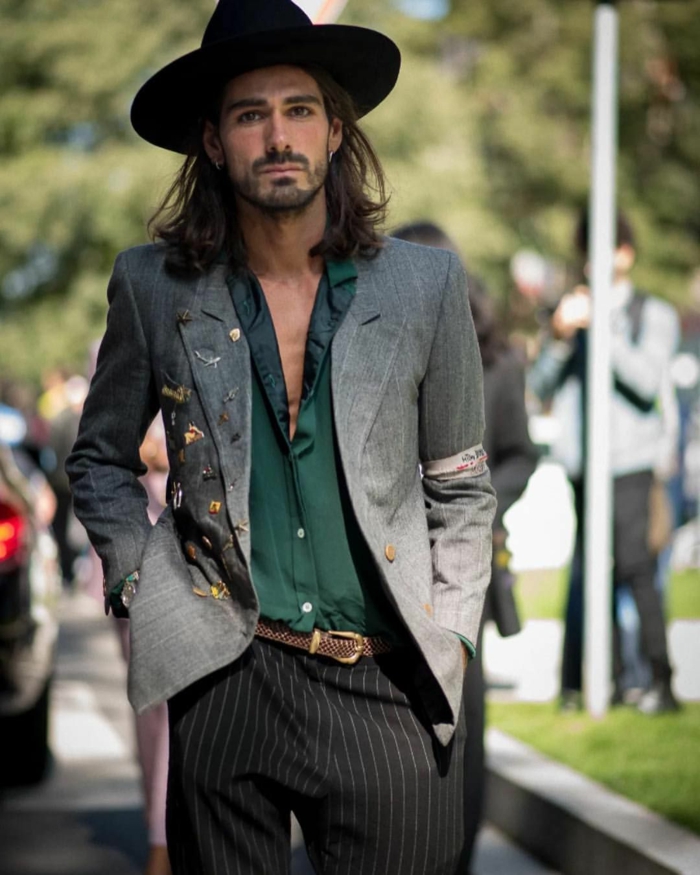 pantalon aux rayures, chapeau noir, chemise verte, veste grise, mode hippie chic pour homme