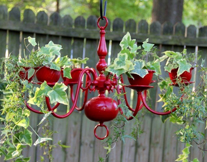 plafonnier suspendu rouge avec des plantes grimpantes, cloture en bois, déco récup de jardin