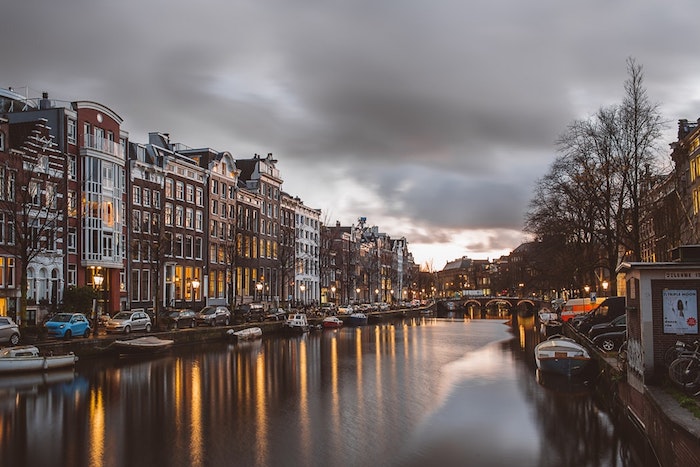 Amsterdam canals au coucher de soleil photo de paysage urbain, image paysage ville, cool idée d'image inspiratrice 