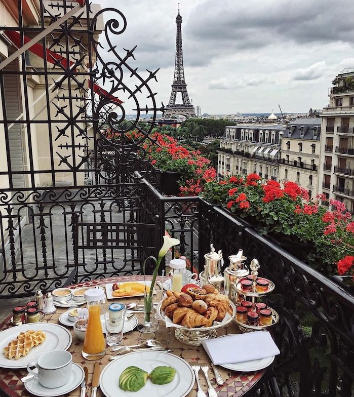 image inspirante petit dejeuner sur balcon avec vue sur paris et la tour eiffel, fond ecran paysage original