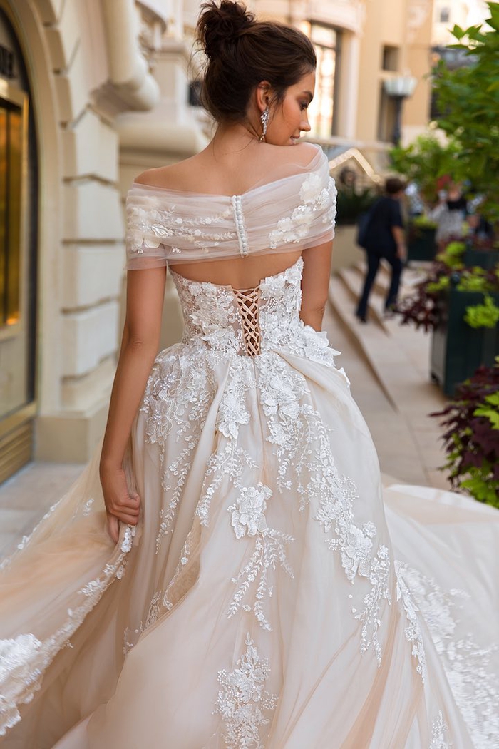 Se sentir comme une personne royale dans une robe de mariée de princesse de luxe, choix de modèle de robe pour mariage